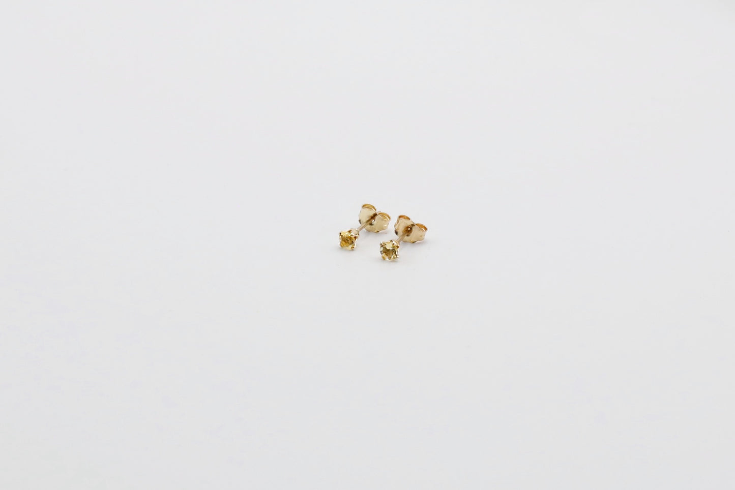 Pair of Citrine stud earrings in Gold Filled. Size: 3mm