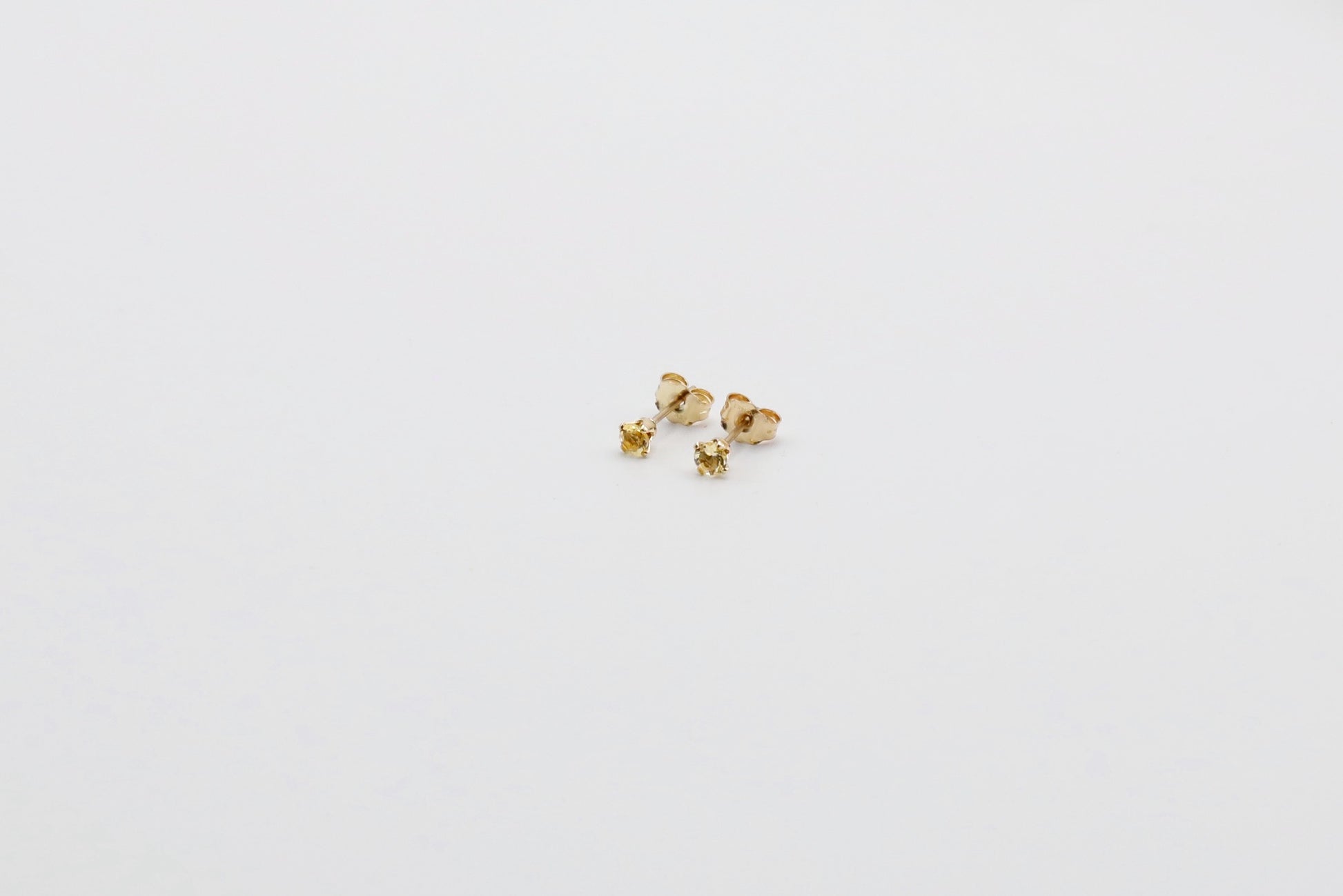 Pair of Citrine stud earrings in Gold Filled. Size: 3mm