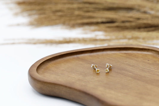 Pair of Citrine stud earrings in Sterling Silver. Size: 3mm