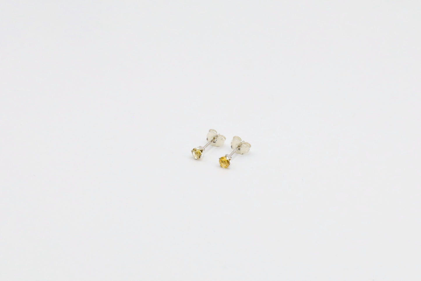 Pair of Citrine stud earrings in Sterling Silver. Size: 3mm