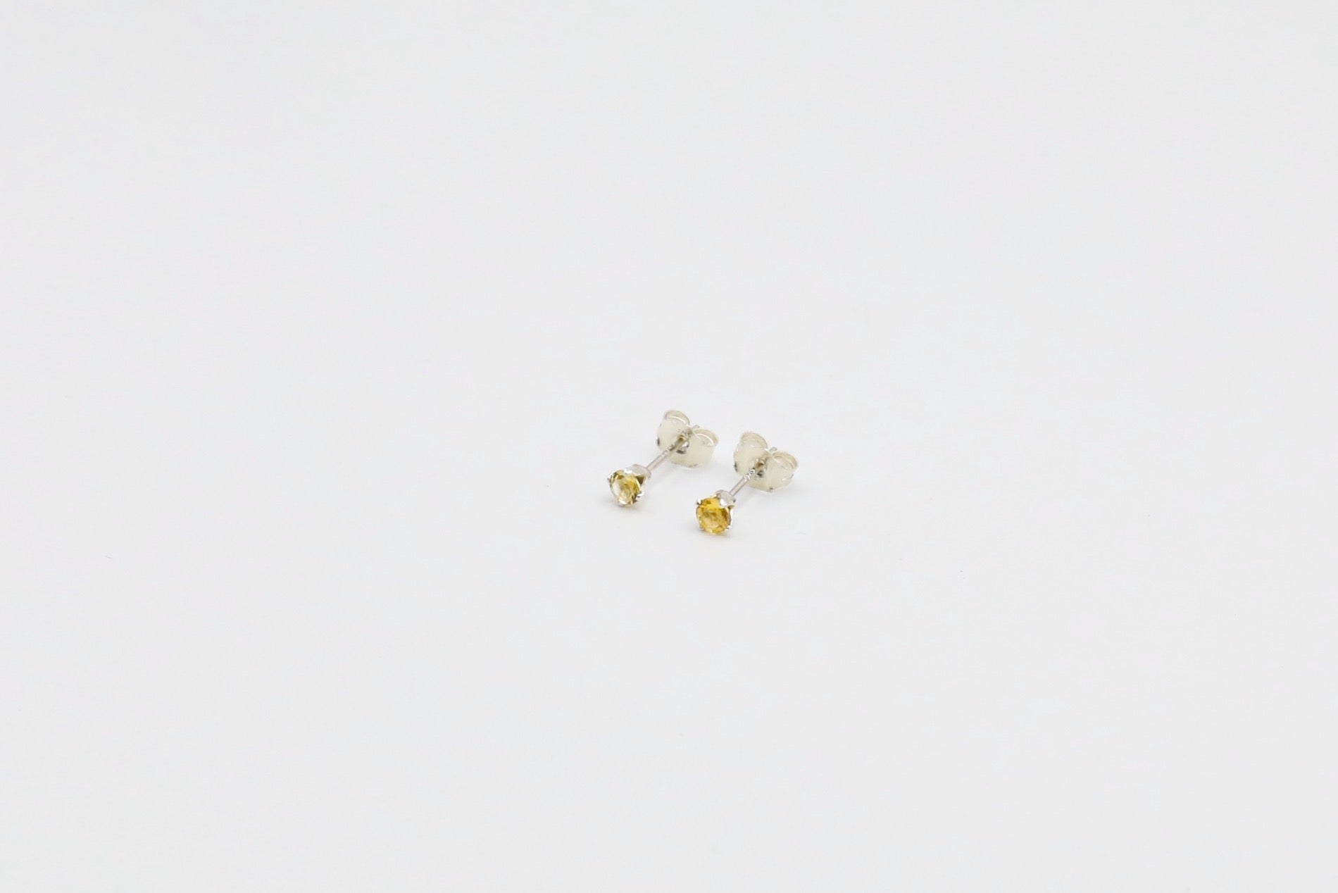 Pair of Citrine stud earrings in Sterling Silver. Size: 3mm