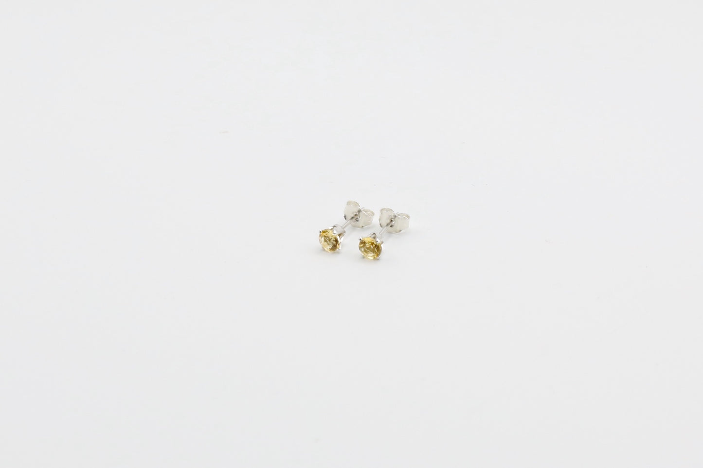 Pair of Citrine stud earrings in Sterling Silver. Size: 4mm