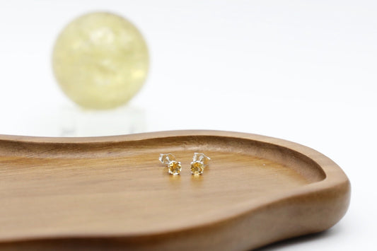 Pair of Citrine stud earrings in Sterling Silver. Size: 4mm