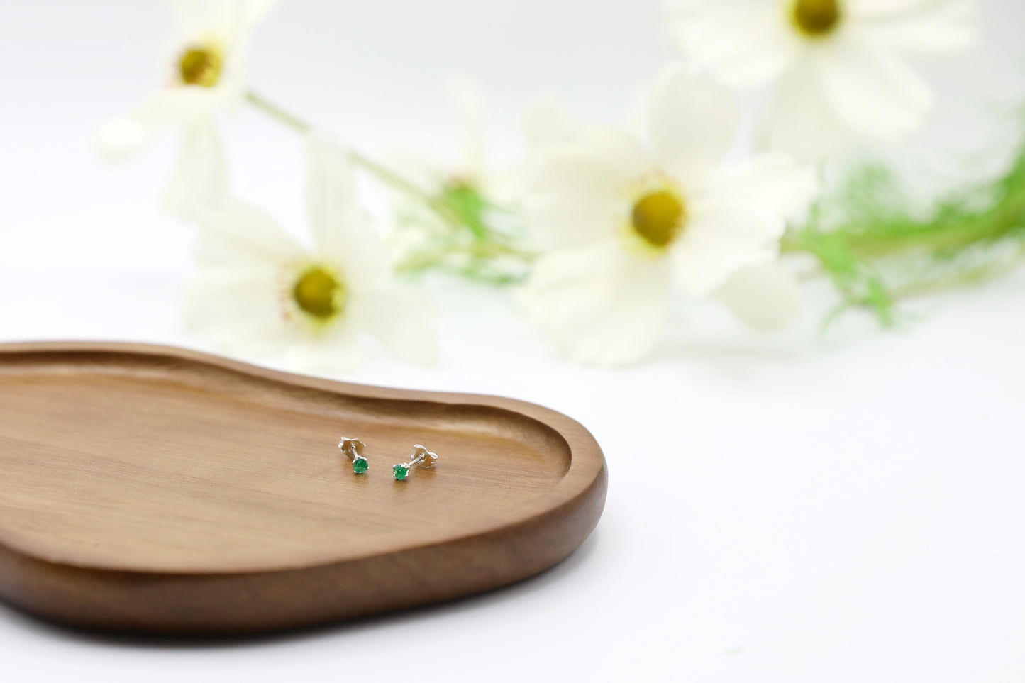 Pair of Emerald stud earrings in Sterling Silver.
Size: 3mm