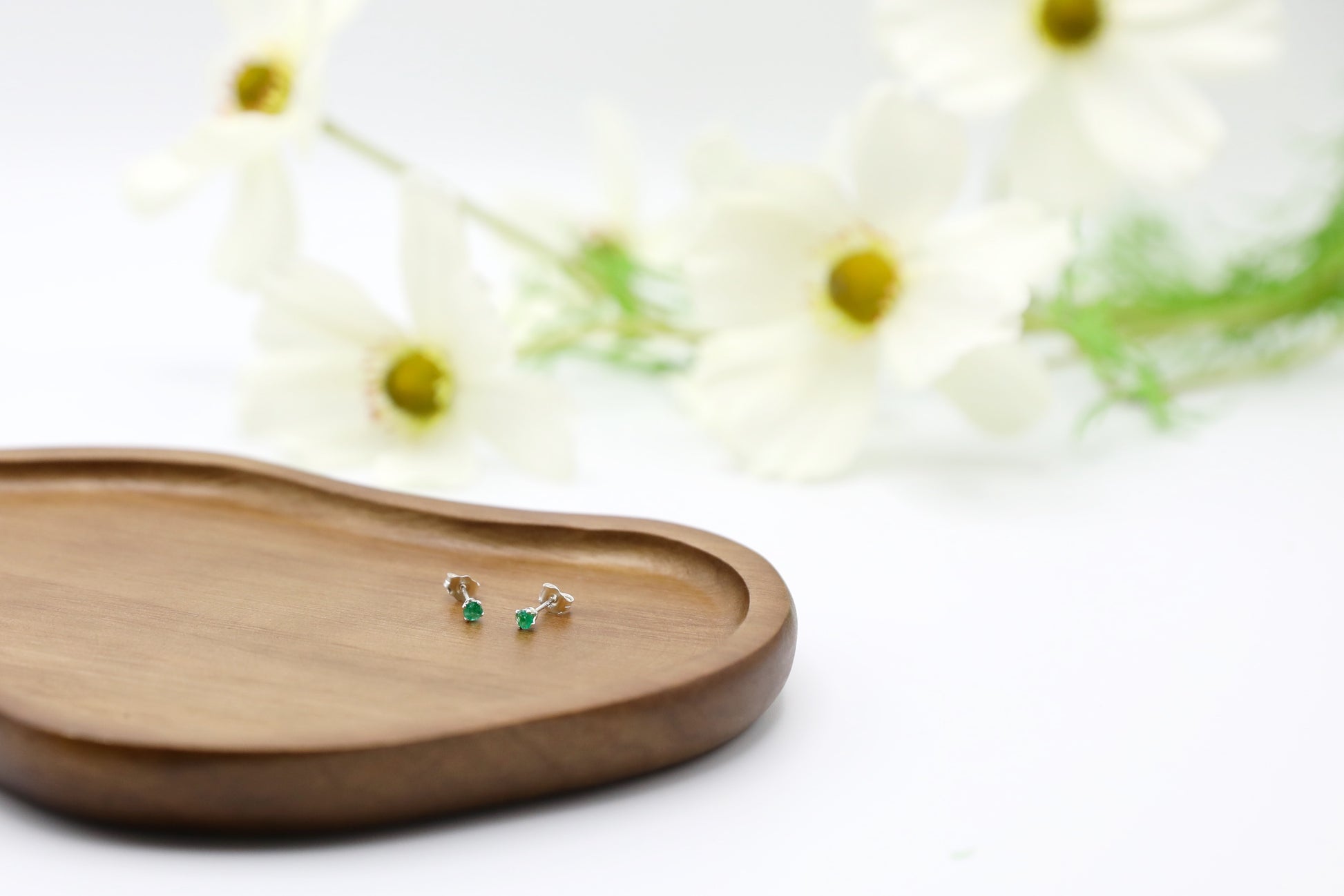 Pair of Emerald stud earrings in Sterling Silver.
Size: 3mm