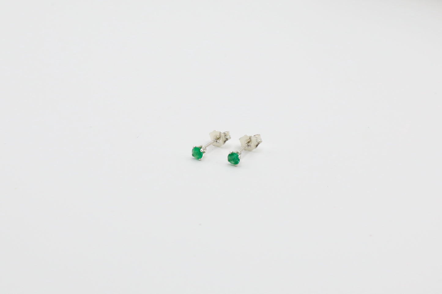 Pair of Emerald stud earrings in Sterling Silver.
Size: 3mm