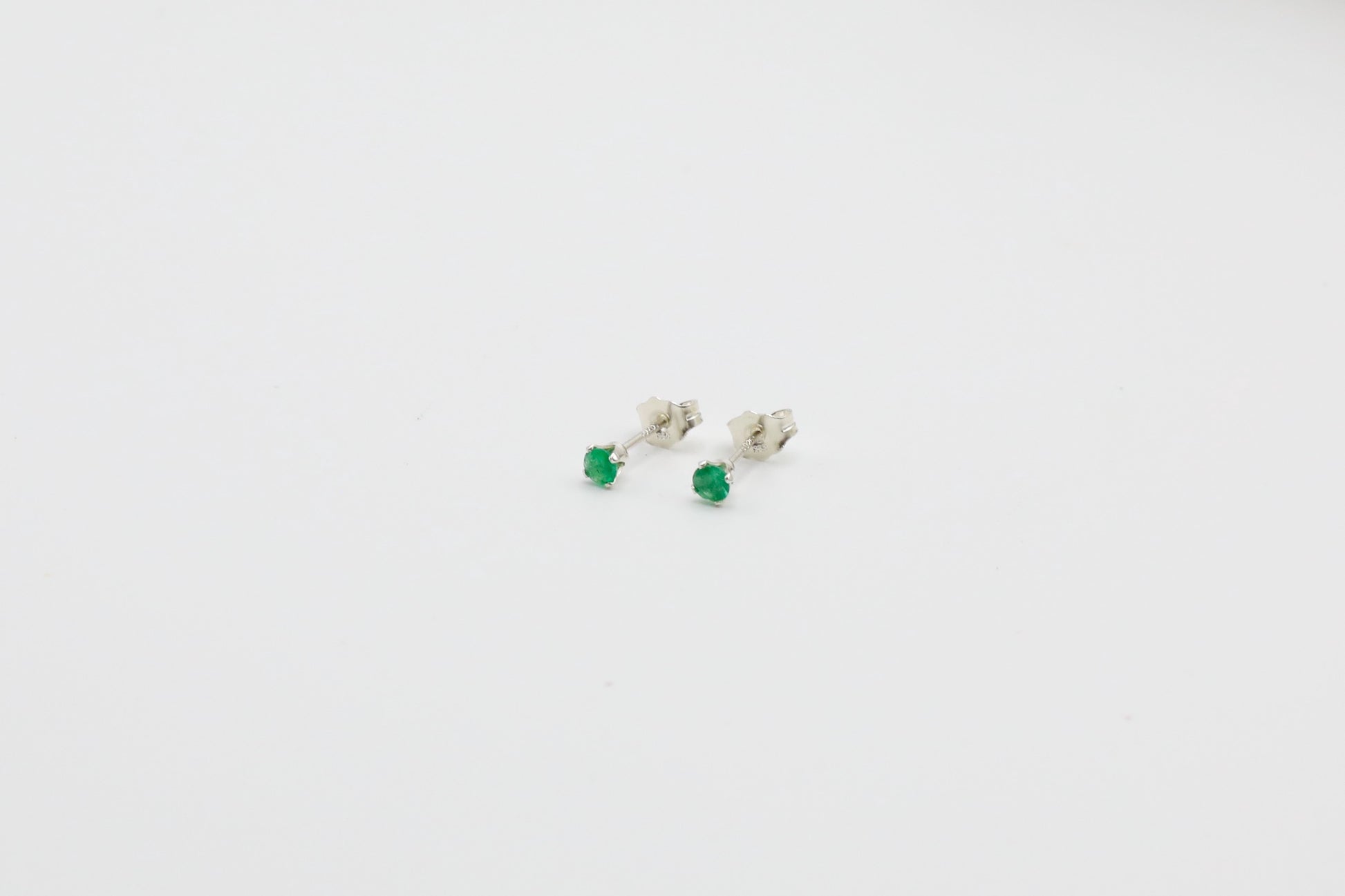 Pair of Emerald stud earrings in Sterling Silver.
Size: 3mm
