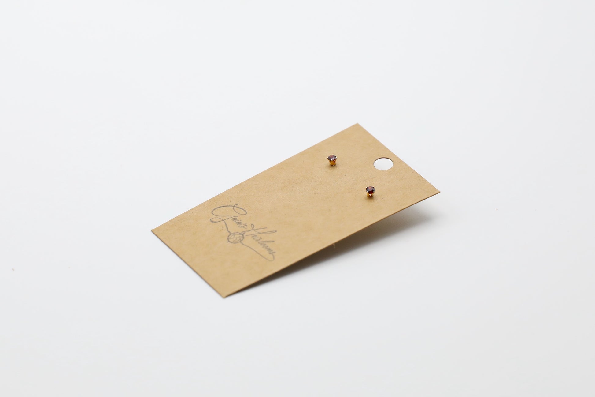 Pair of Garnet stud earrings in Gold Filled. Size: 3mm