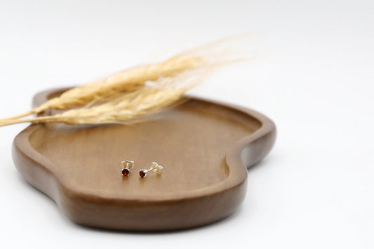 Pair of dainty Garnet stud earrings in Sterling Silver. Size: 3mm